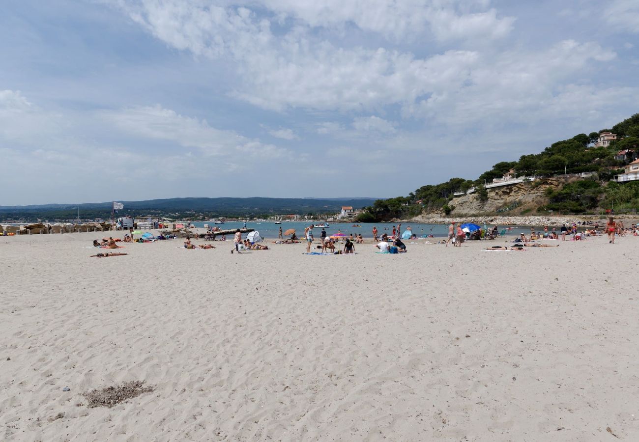 Studio in Saint-Cyr-sur-Mer - MARINES SAINT CYR · La brise vue mer et plage