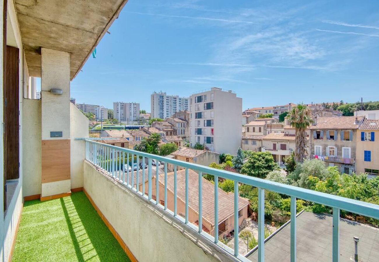 Apartment in Marseilles - GUIGOU-T5 avec balcon à 10 min Gare Saint-Charles