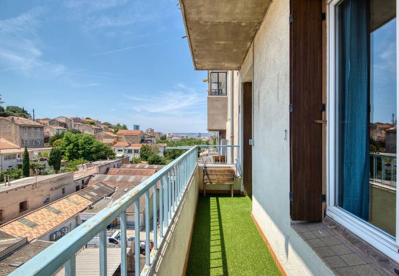 Apartment in Marseilles - GUIGOU-T5 avec balcon à 10 min Gare Saint-Charles