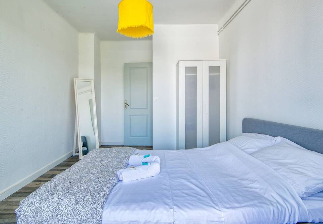 Apartment in Marseilles - GUIGOU-T5 avec balcon à 10 min Gare Saint-Charles