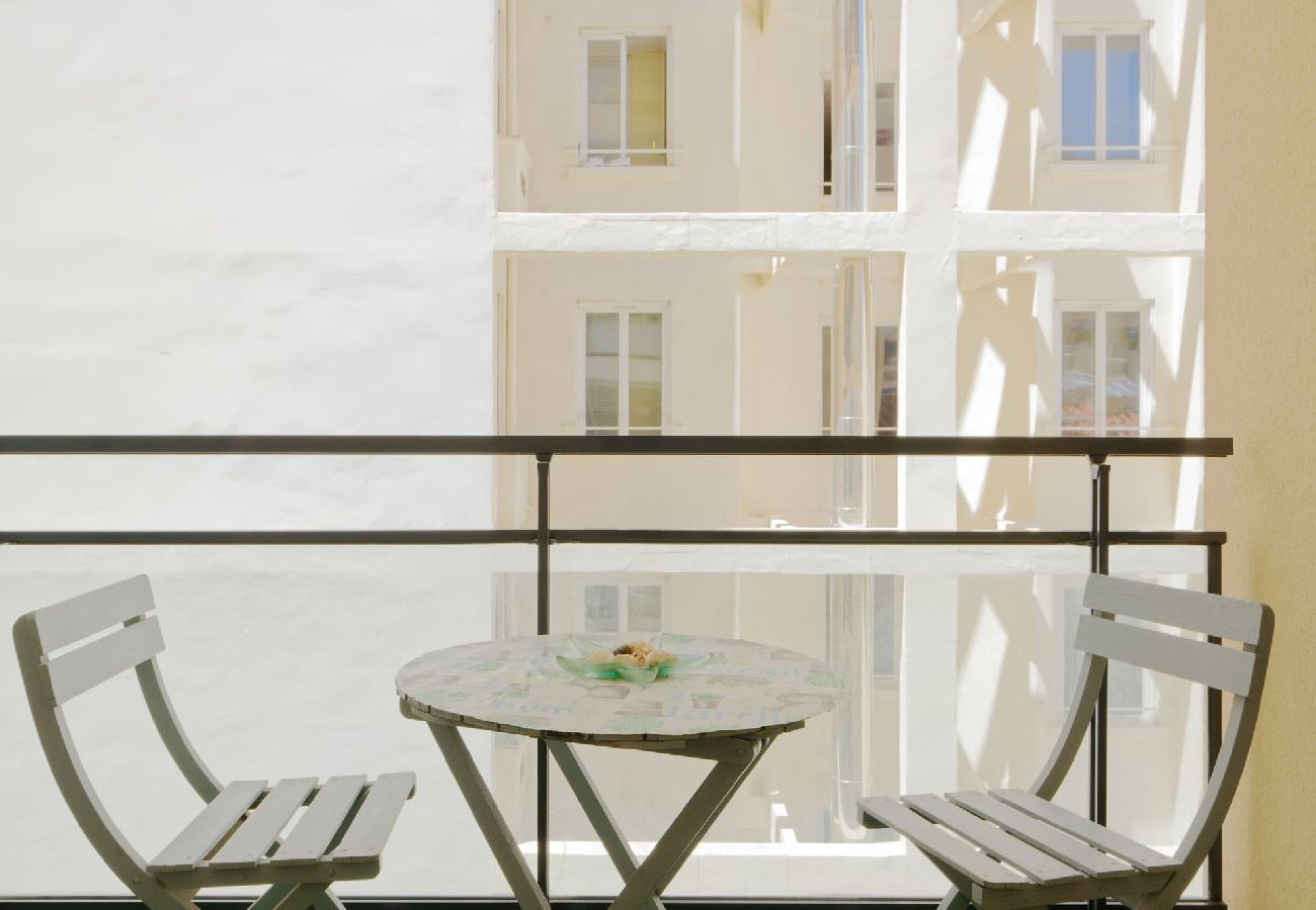 Apartment in Marseilles - CATALANS · Super T2 Climatisé avec Balcon à pied p