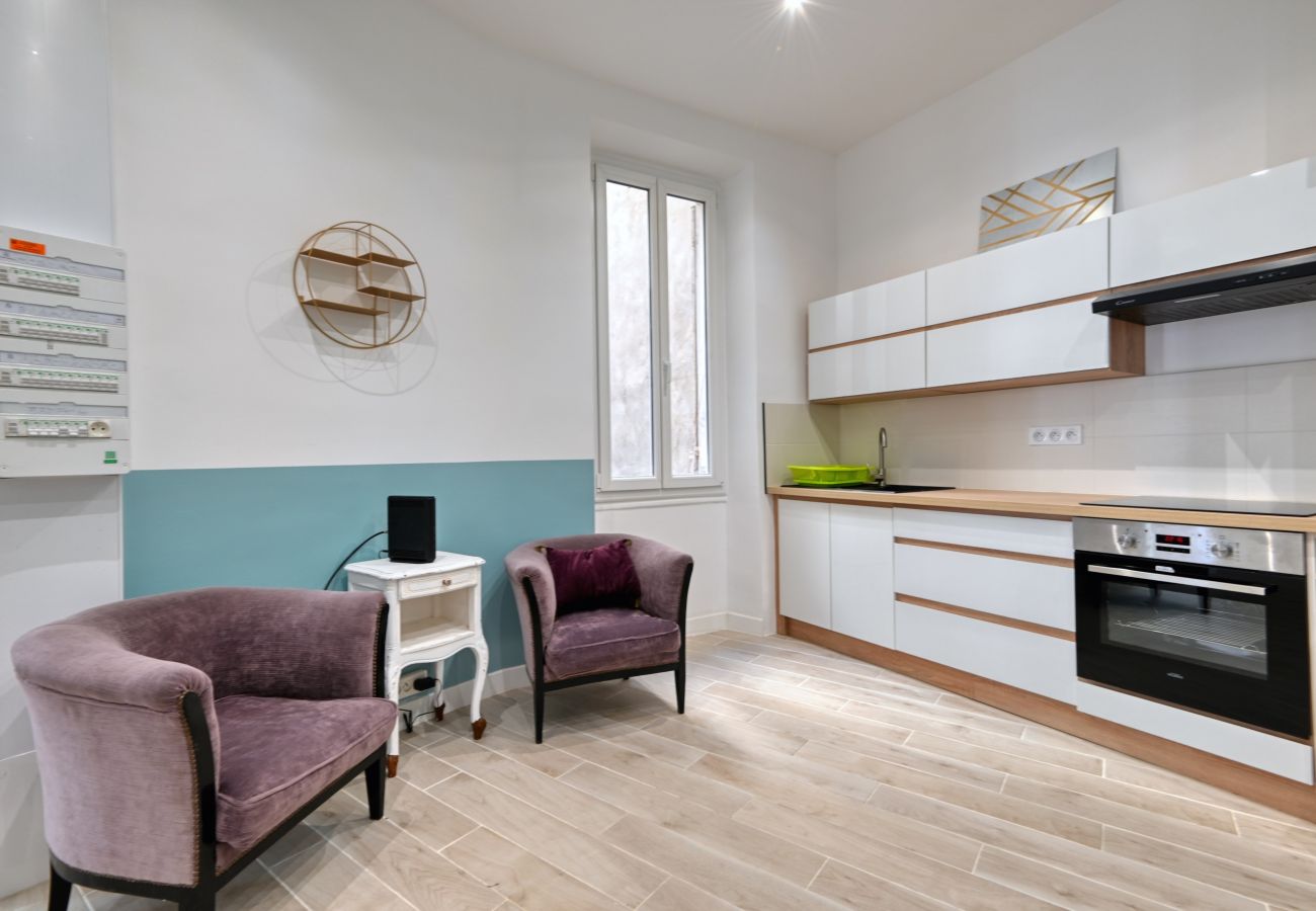 Apartment in Marseilles - HEUZÉ R+3 -Bel appart 10 min à pied Gare St Charle