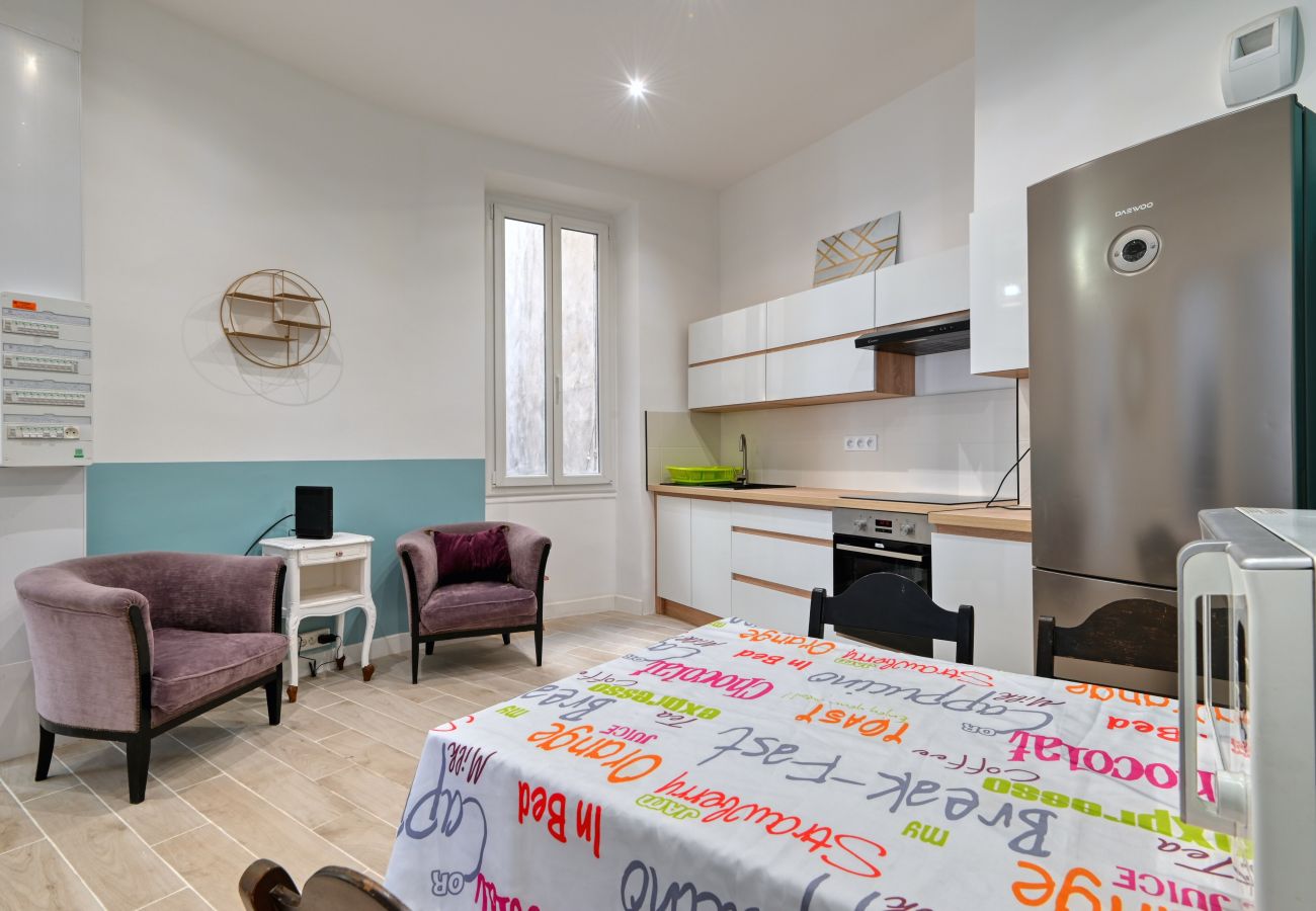 Apartment in Marseilles - HEUZÉ R+3 -Bel appart 10 min à pied Gare St Charle