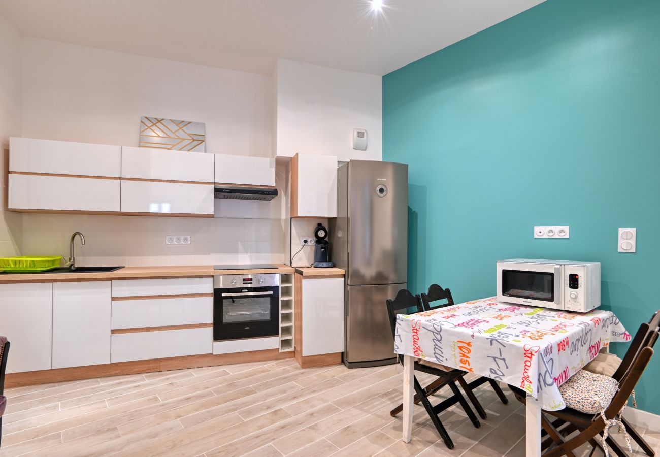 Apartment in Marseilles - HEUZÉ R+3 -Bel appart 10 min à pied Gare St Charle