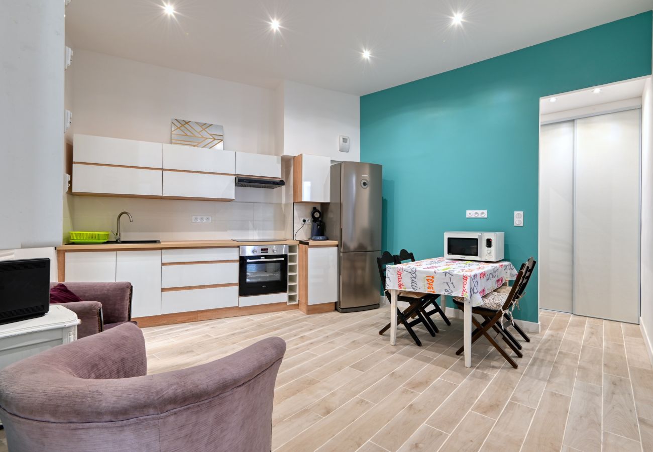 Apartment in Marseilles - HEUZÉ R+3 -Bel appart 10 min à pied Gare St Charle