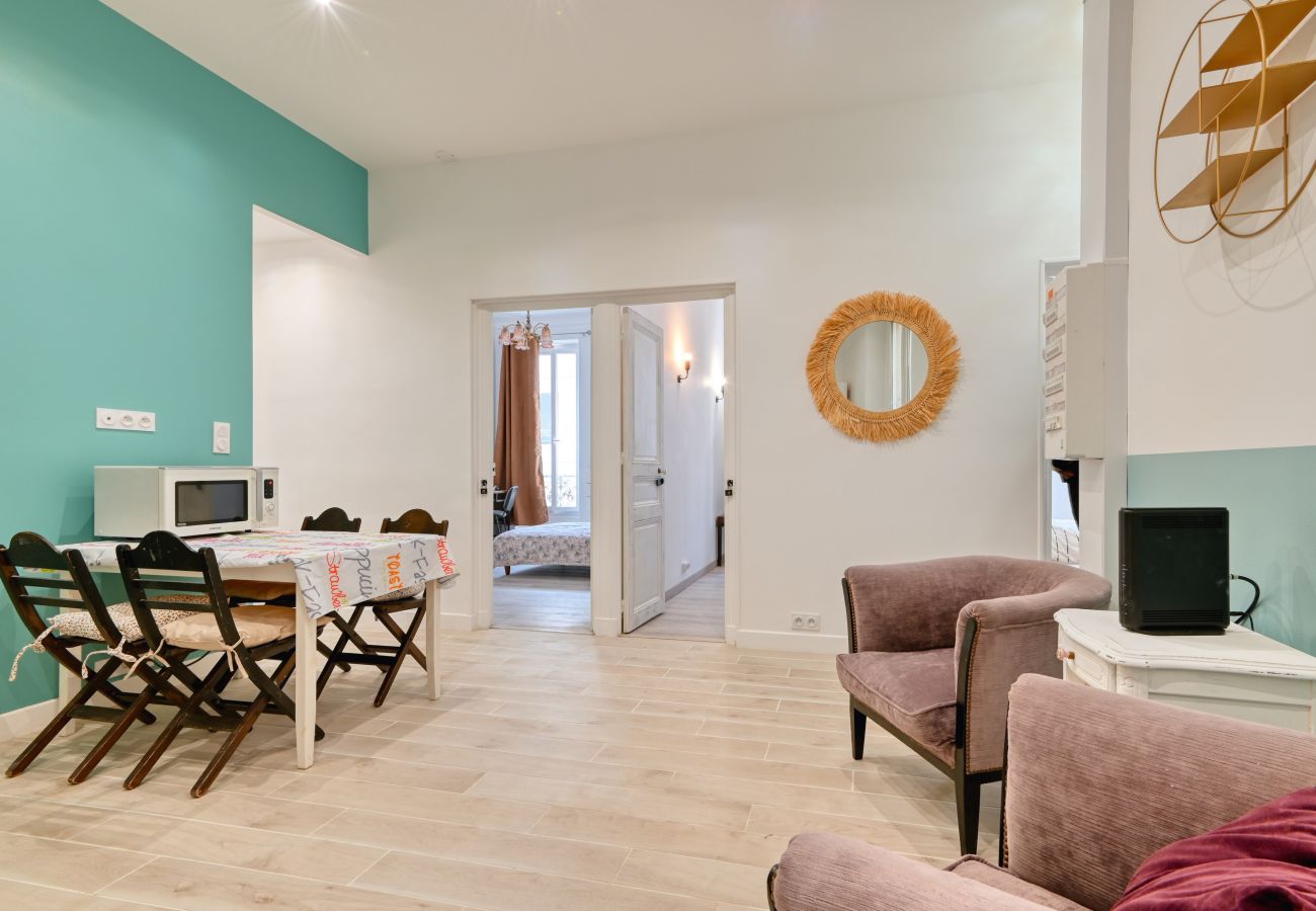 Apartment in Marseilles - HEUZÉ R+3 -Bel appart 10 min à pied Gare St Charle