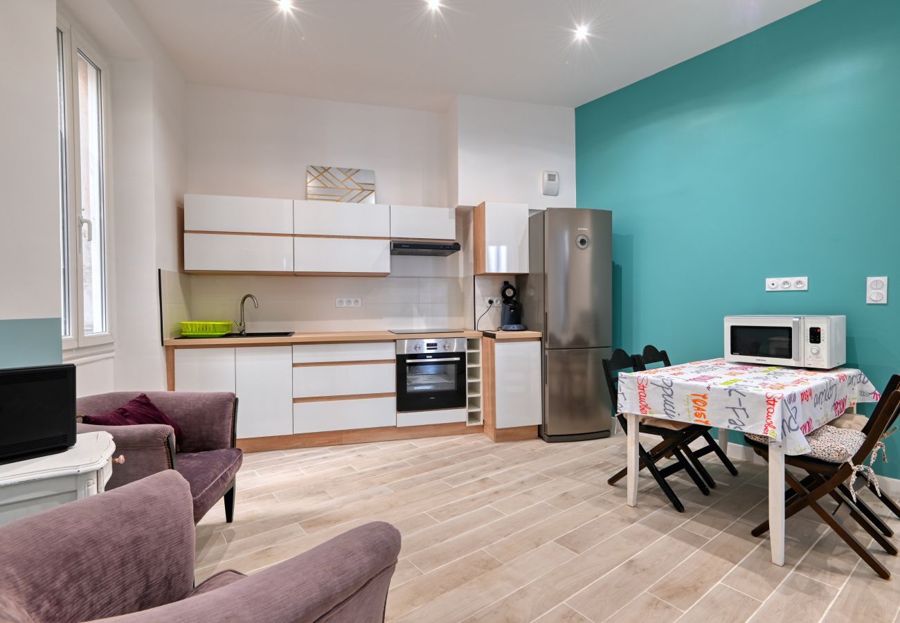 Apartment in Marseilles - HEUZÉ R+3 -Bel appart 10 min à pied Gare St Charle