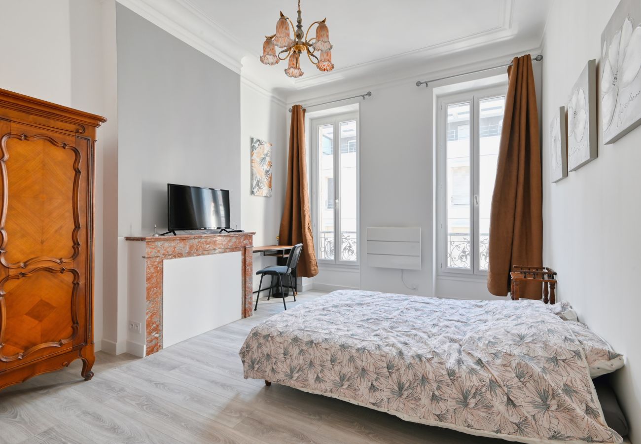 Apartment in Marseilles - HEUZÉ R+3 -Bel appart 10 min à pied Gare St Charle