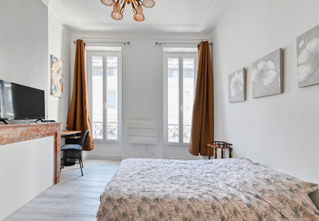 Apartment in Marseilles - HEUZÉ R+3 -Bel appart 10 min à pied Gare St Charle