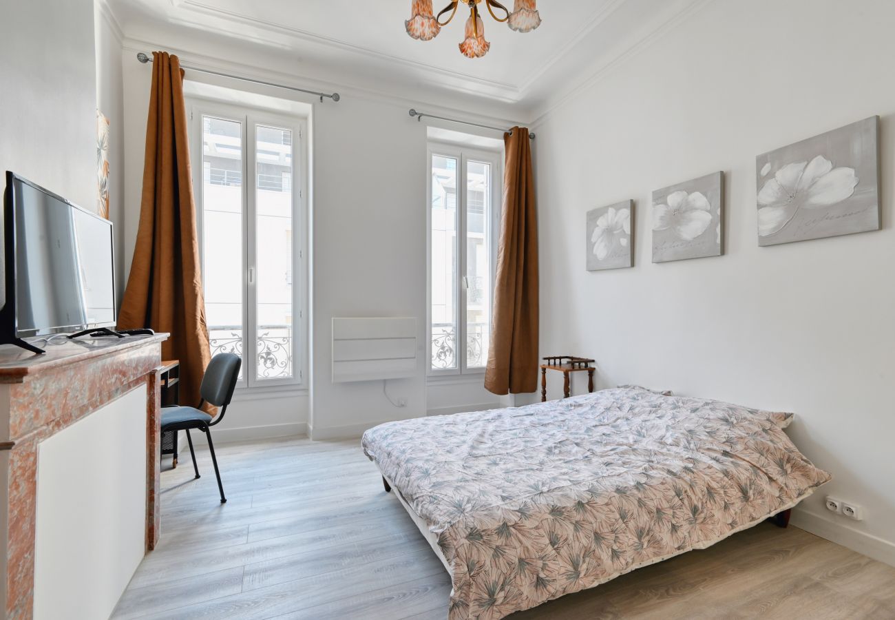 Apartment in Marseilles - HEUZÉ R+3 -Bel appart 10 min à pied Gare St Charle