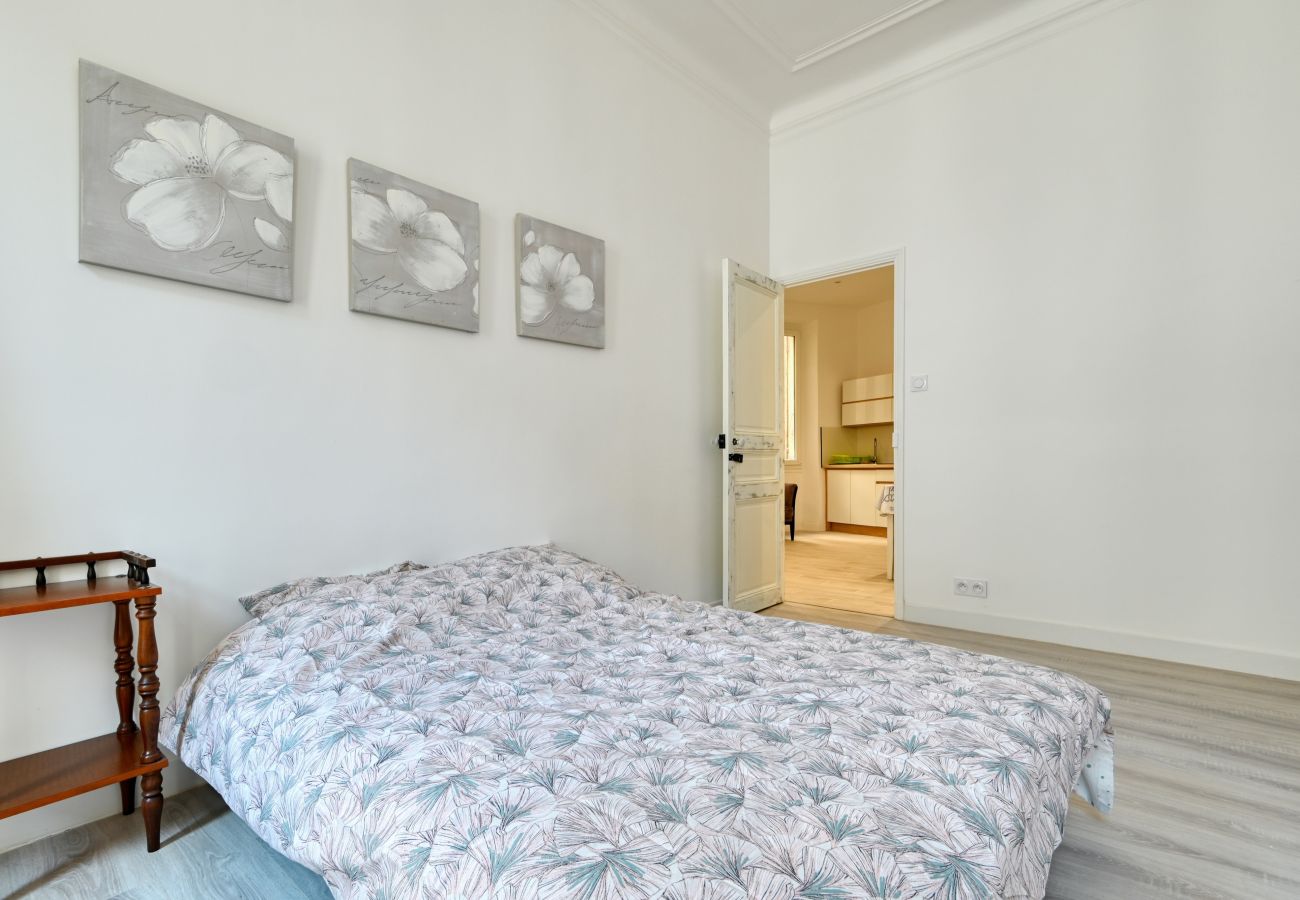 Apartment in Marseilles - HEUZÉ R+3 -Bel appart 10 min à pied Gare St Charle