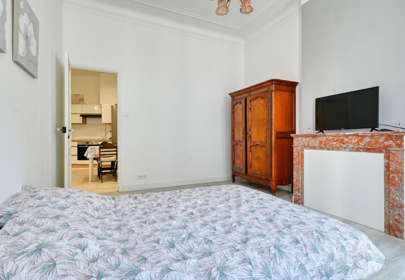 Apartment in Marseilles - HEUZÉ R+3 -Bel appart 10 min à pied Gare St Charle