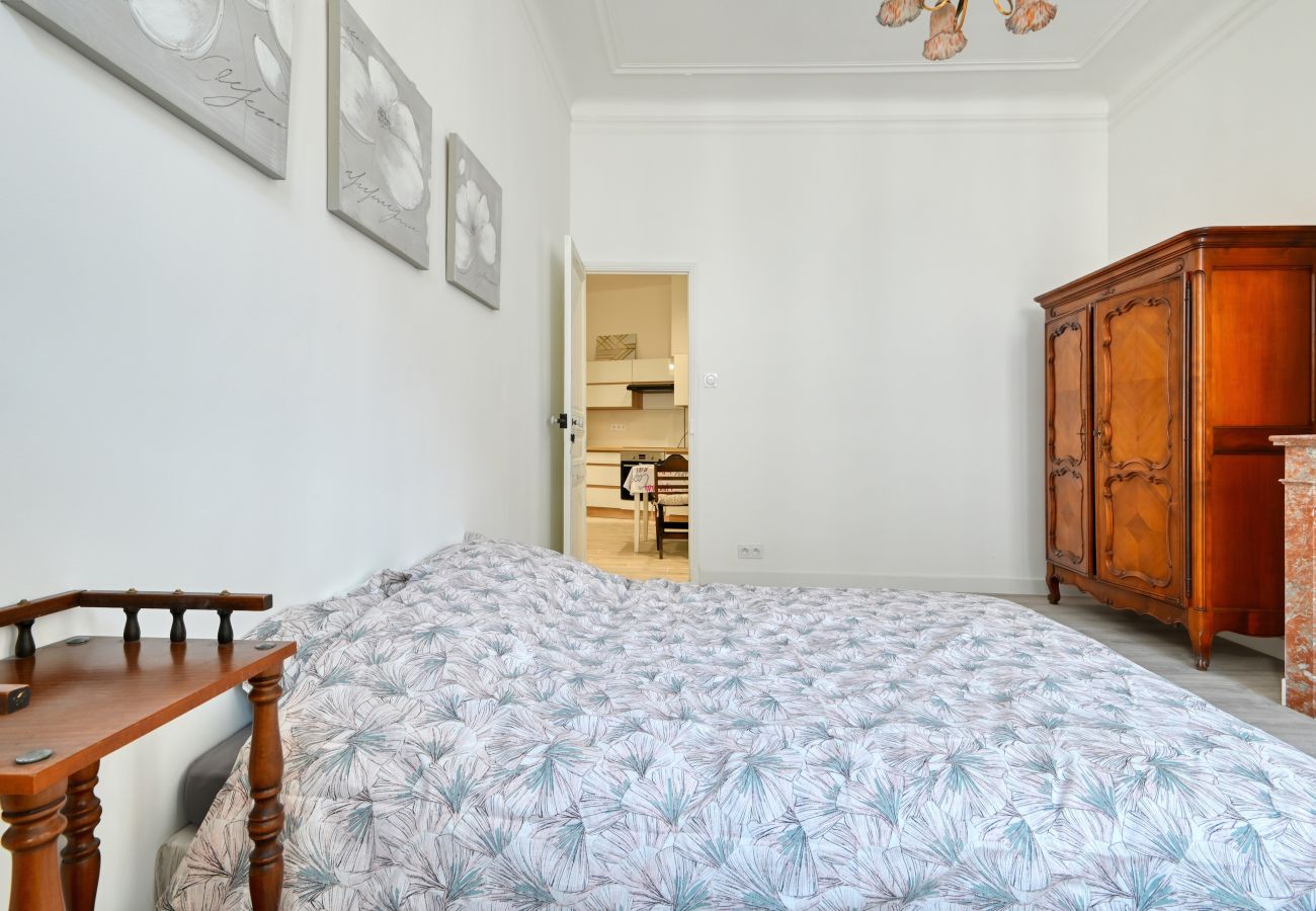 Apartment in Marseilles - HEUZÉ R+3 -Bel appart 10 min à pied Gare St Charle