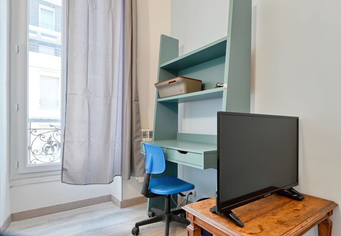 Apartment in Marseilles - HEUZÉ R+3 -Bel appart 10 min à pied Gare St Charle