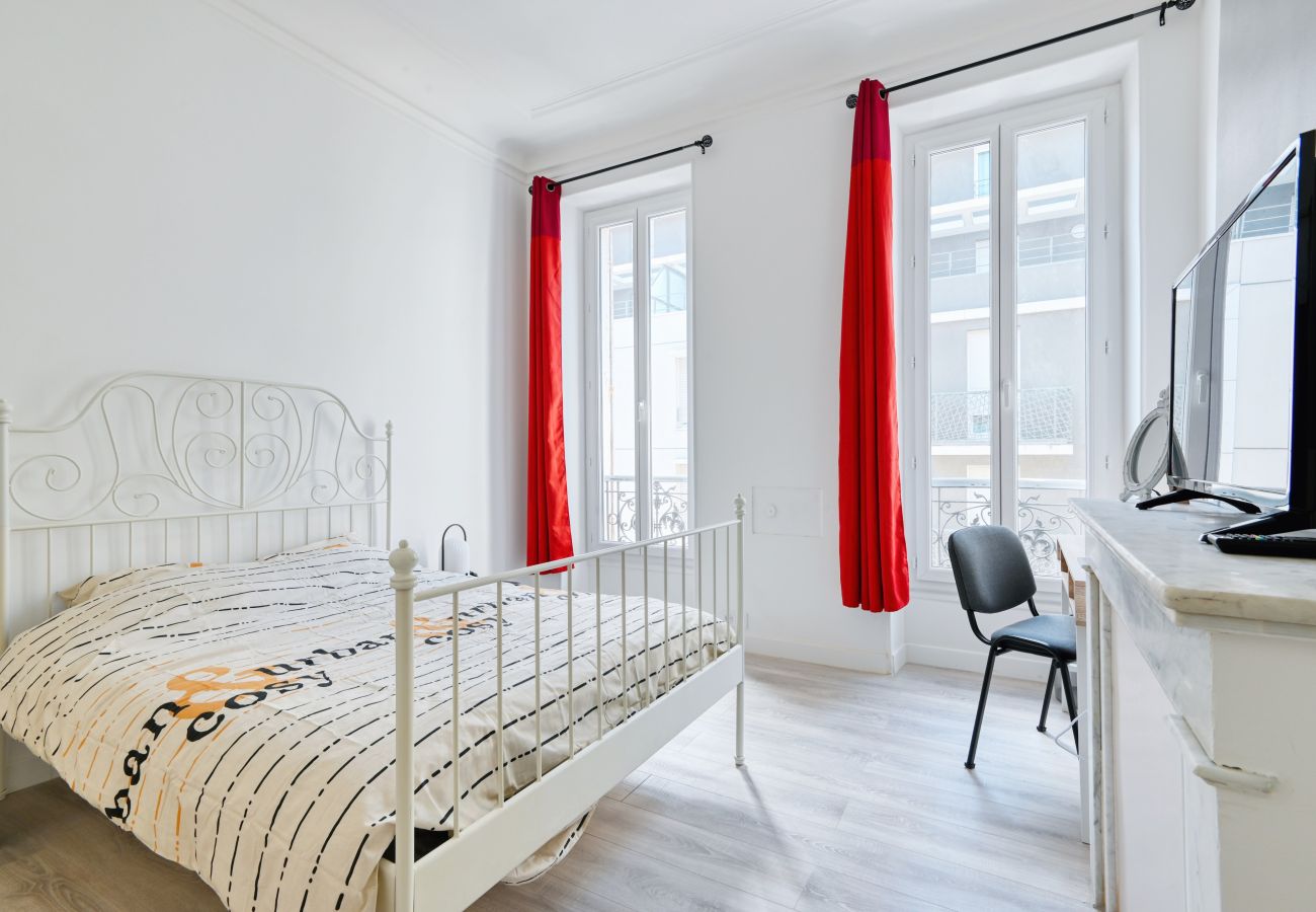 Apartment in Marseilles - HEUZÉ R+3 -Bel appart 10 min à pied Gare St Charle