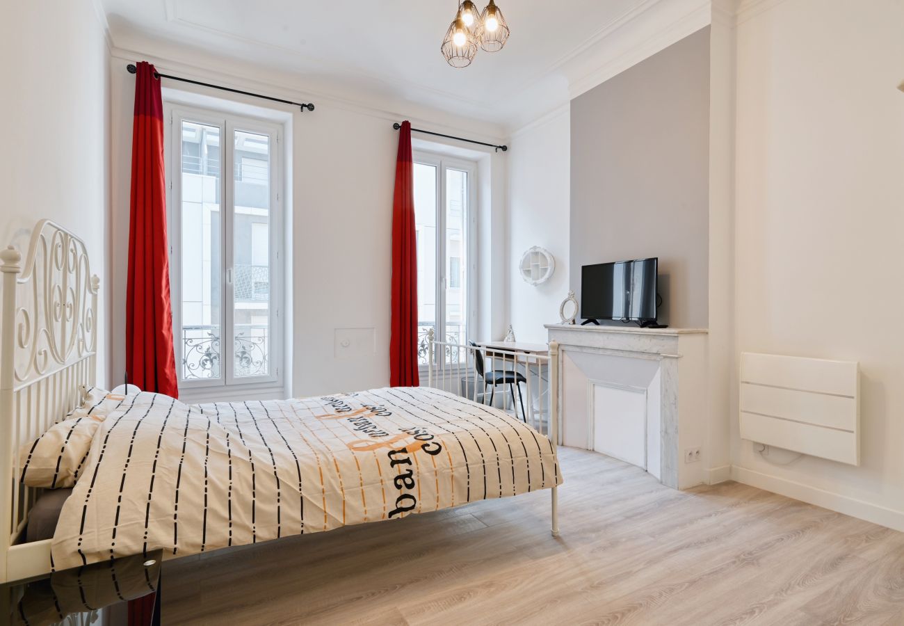 Apartment in Marseilles - HEUZÉ R+3 -Bel appart 10 min à pied Gare St Charle