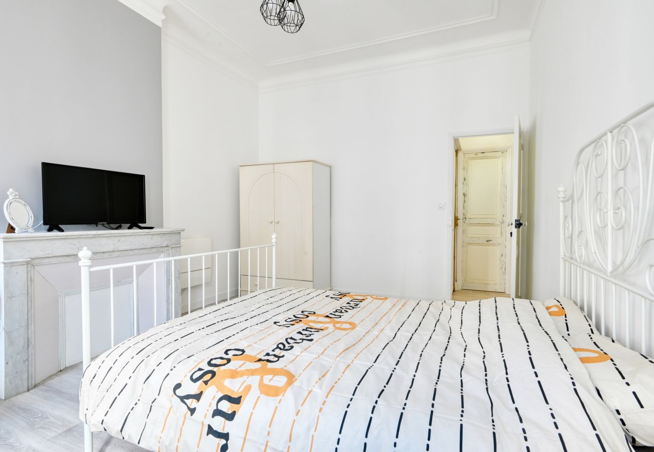 Apartment in Marseilles - HEUZÉ R+3 -Bel appart 10 min à pied Gare St Charle