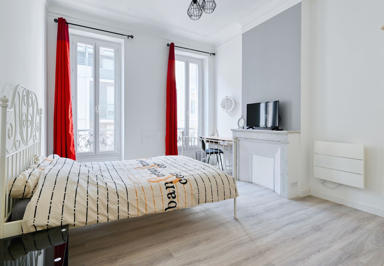 Apartment in Marseilles - HEUZÉ R+3 -Bel appart 10 min à pied Gare St Charle