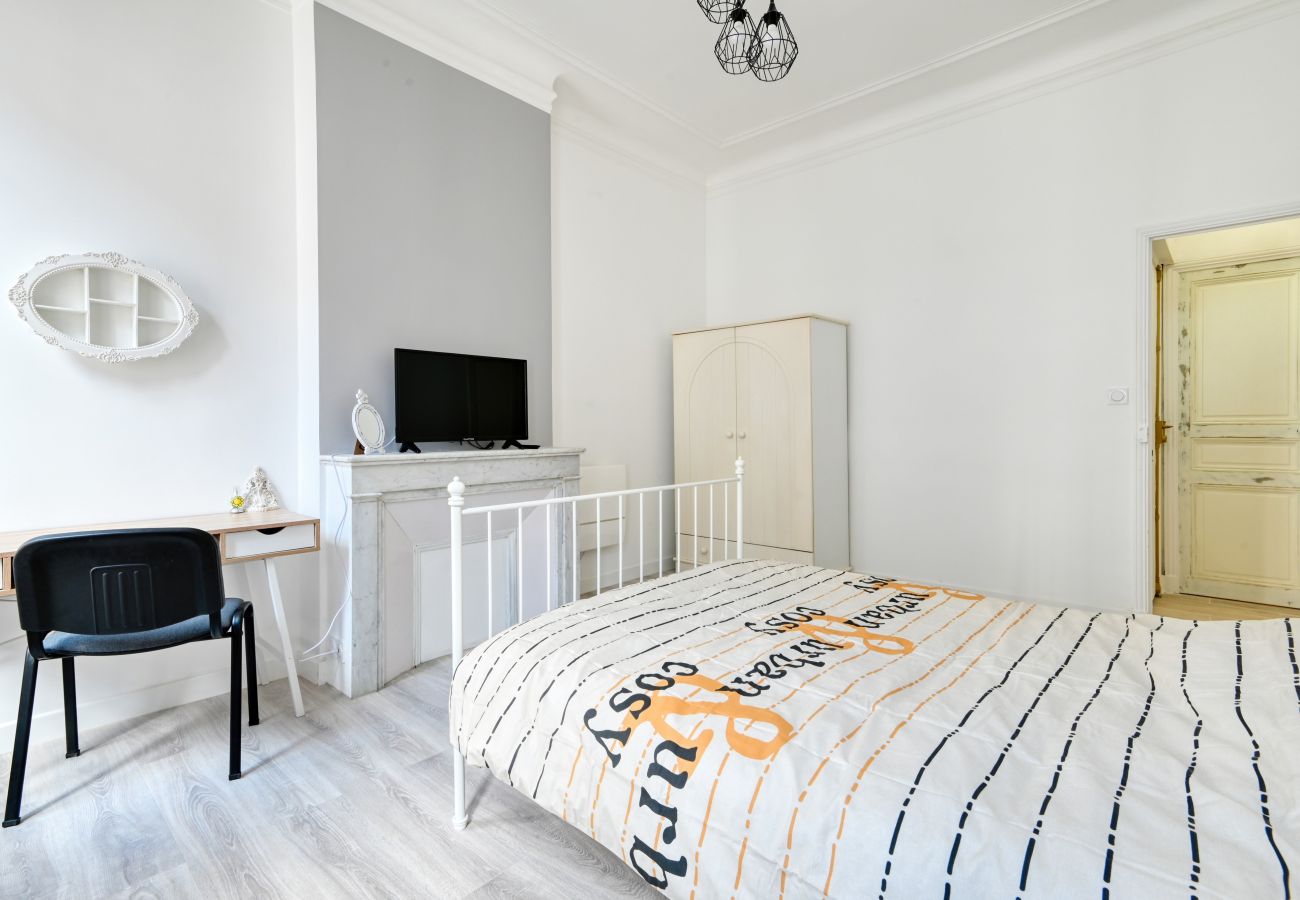 Apartment in Marseilles - HEUZÉ R+3 -Bel appart 10 min à pied Gare St Charle