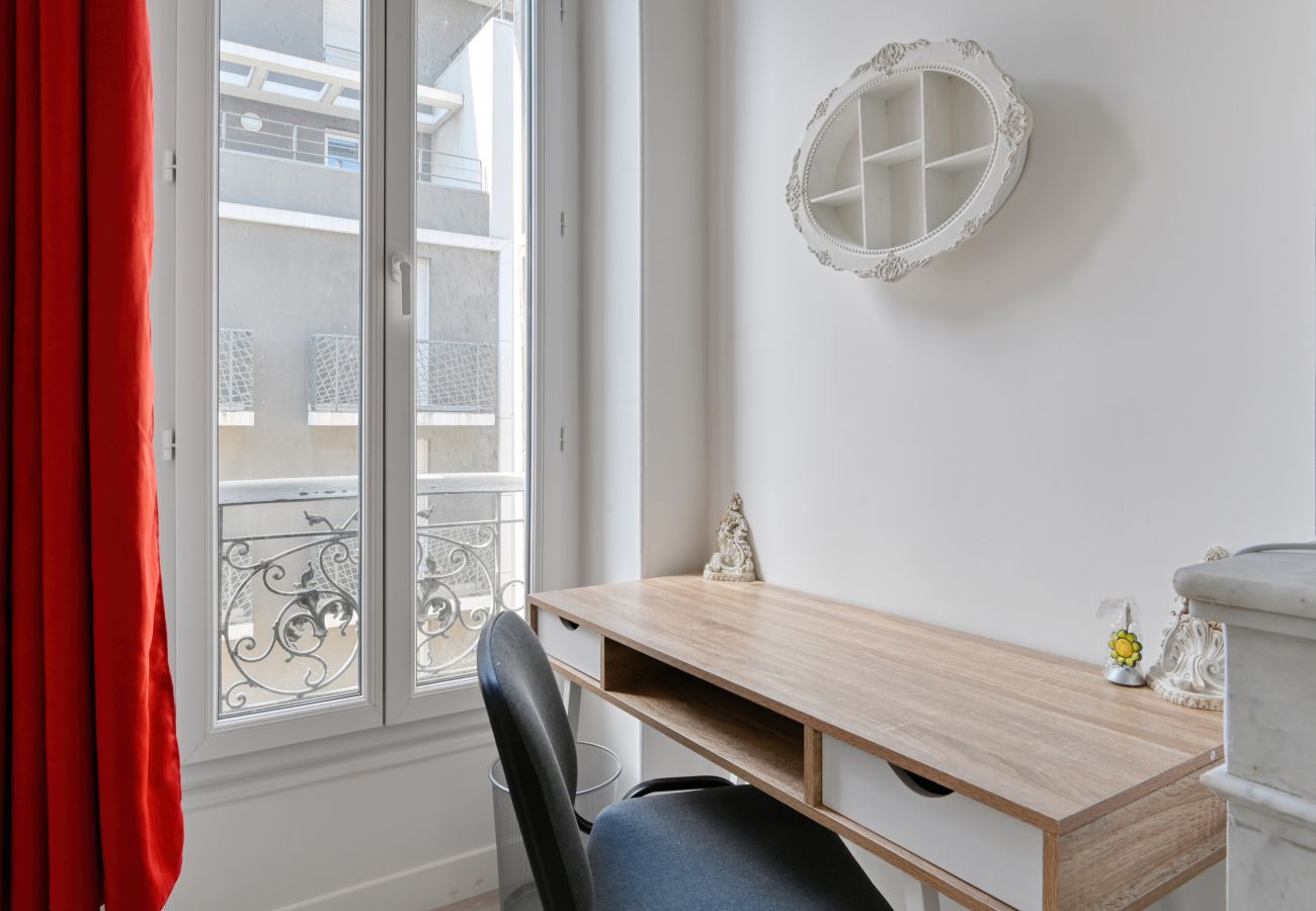 Apartment in Marseilles - HEUZÉ R+3 -Bel appart 10 min à pied Gare St Charle