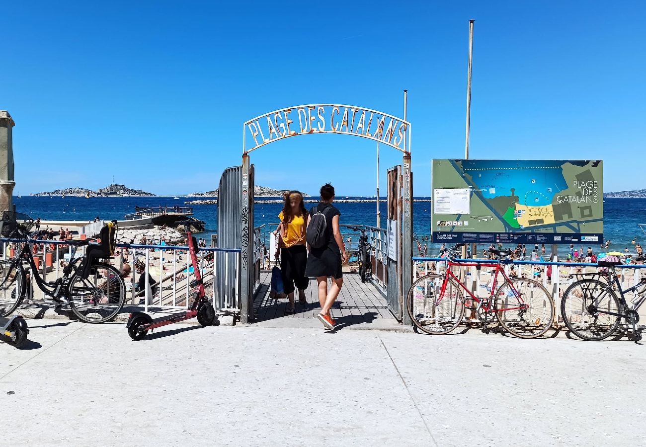 Appartement à Marseille - CATALANS · Super T2 Climatisé avec Balcon à pied p